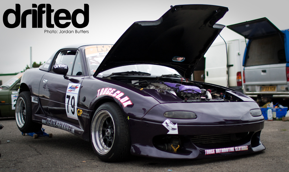 Jamie Kenyon's MX5 in the pits receives a fresh set of rear tyres
