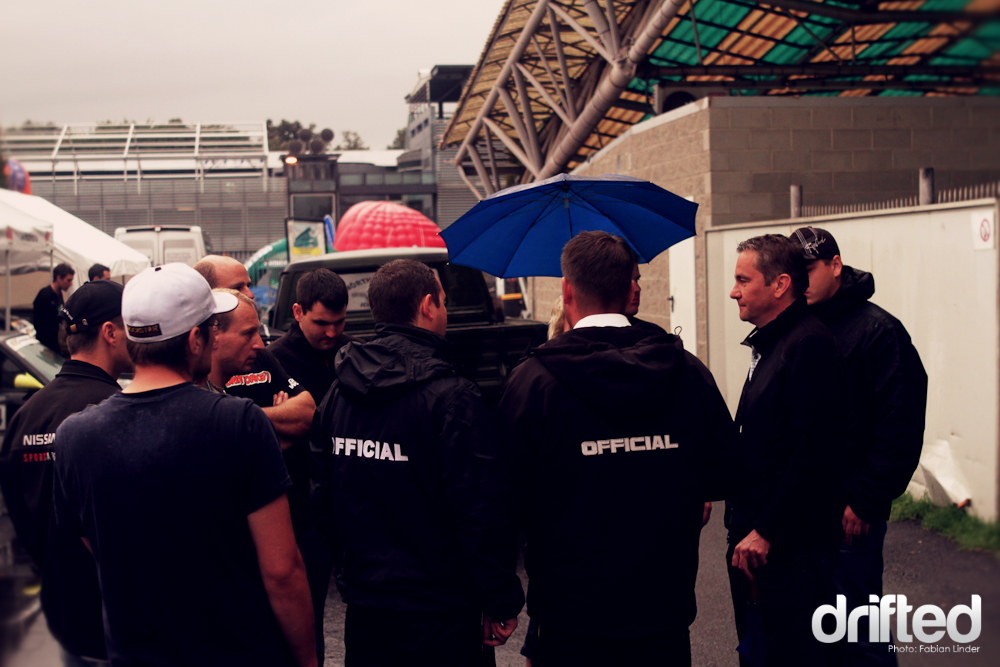 After an hour, the rain started to weaken, so the officials could inform the drivers to get ready 