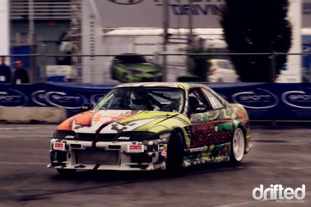 Unique: Marcel Uhlig´s R33 is a mixture between graffitti art and stickerbombing (check out the rollcage!)