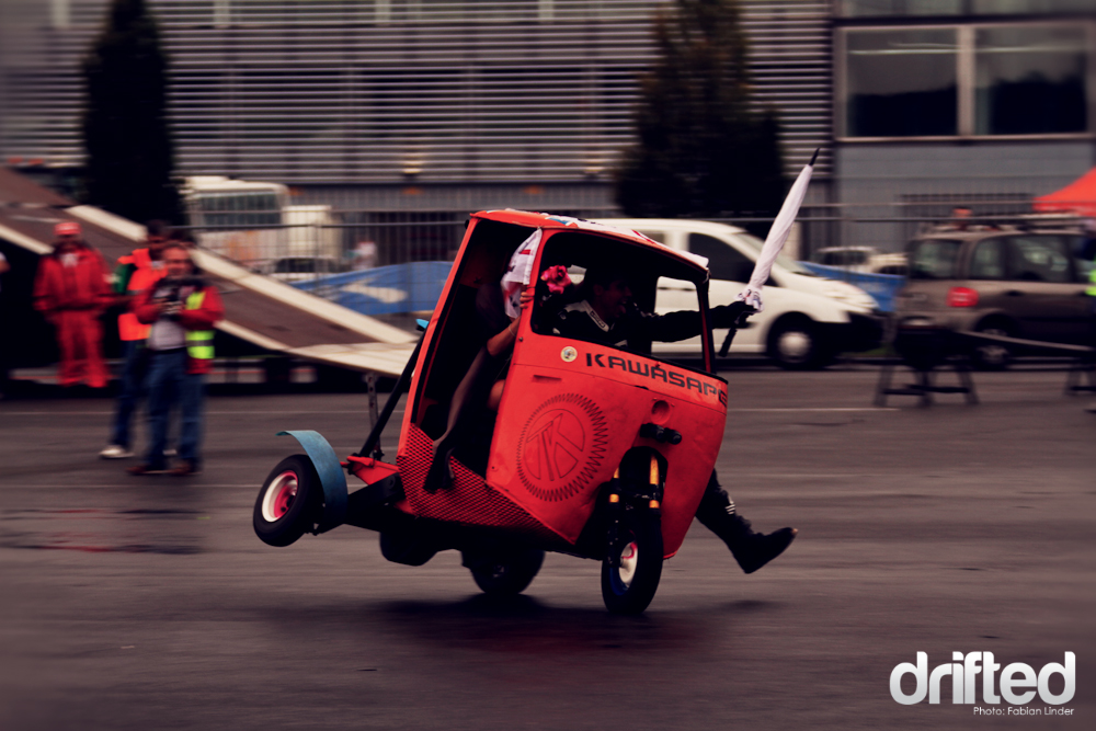 Insane italian stunt driver rocking his trike - every second word of the host was "incridibile" (incredible)