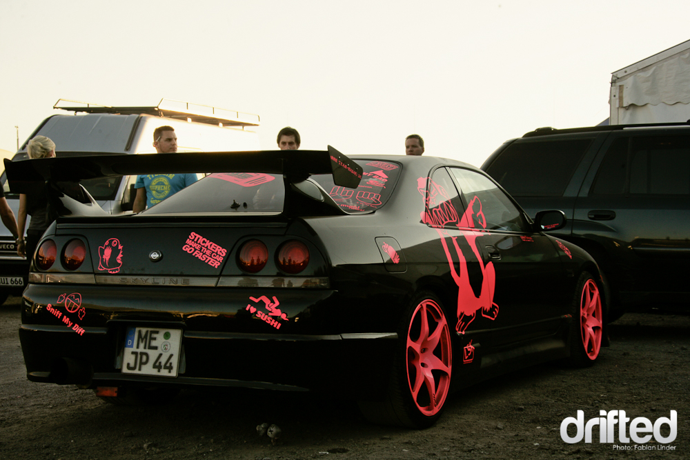 On the parking there were some cool cars, I like the "evil monkey" on the side of this R33