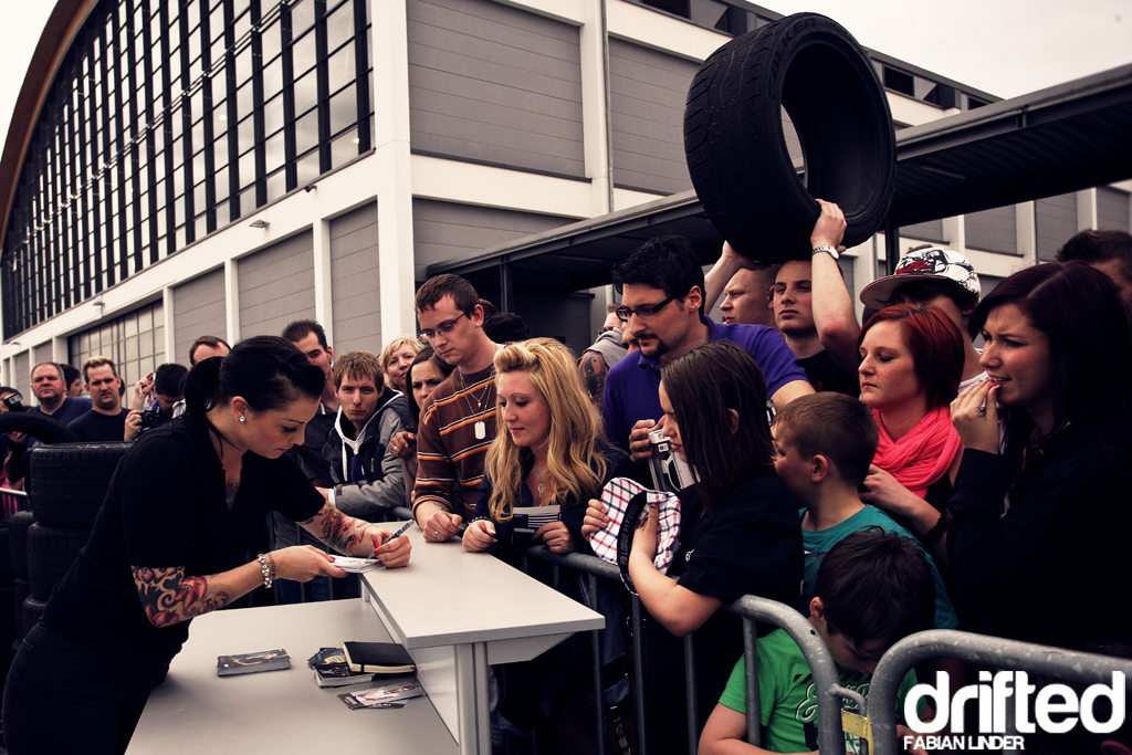 The signing session with Lina was crowded