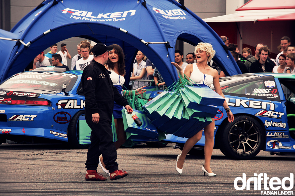 The Falken girls tried to work, but always some english driver interrupted them