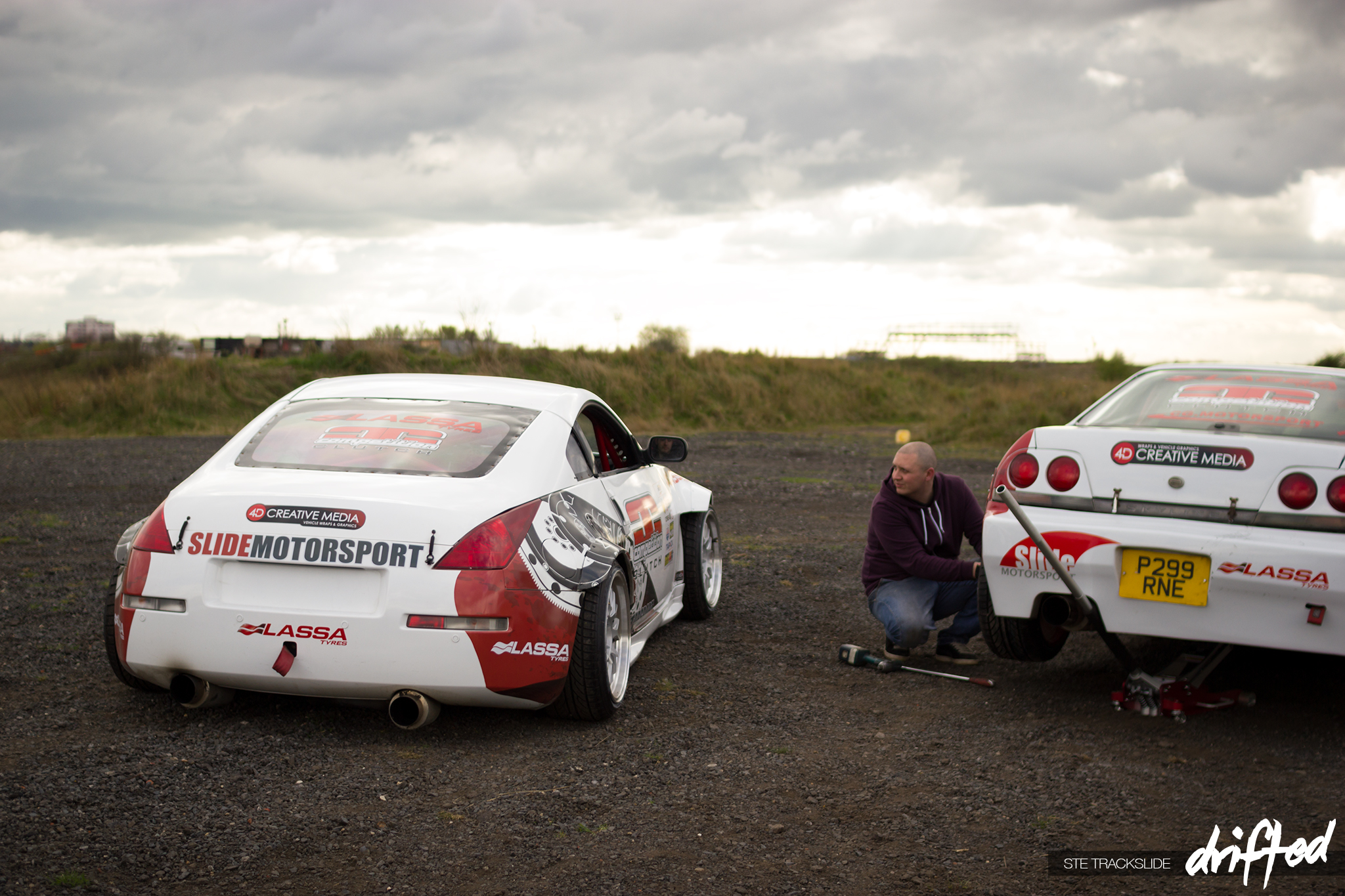 changing tyre skyline