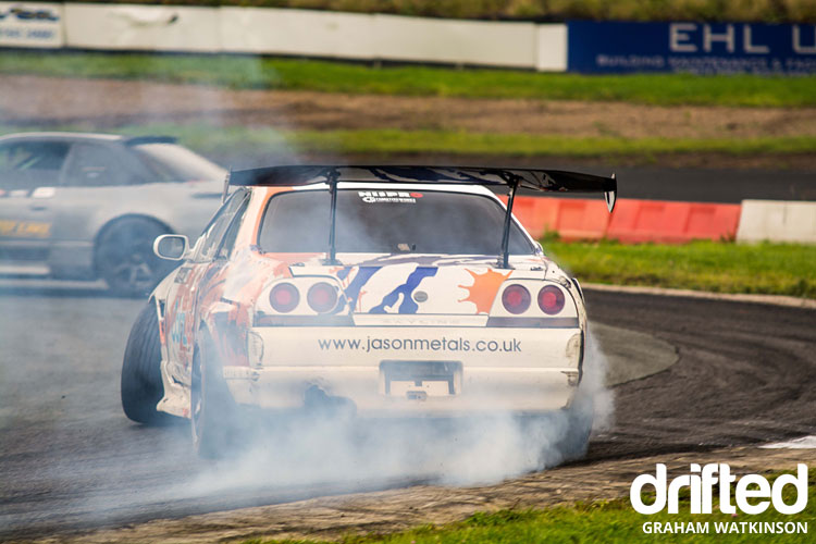 white-skyline-r33