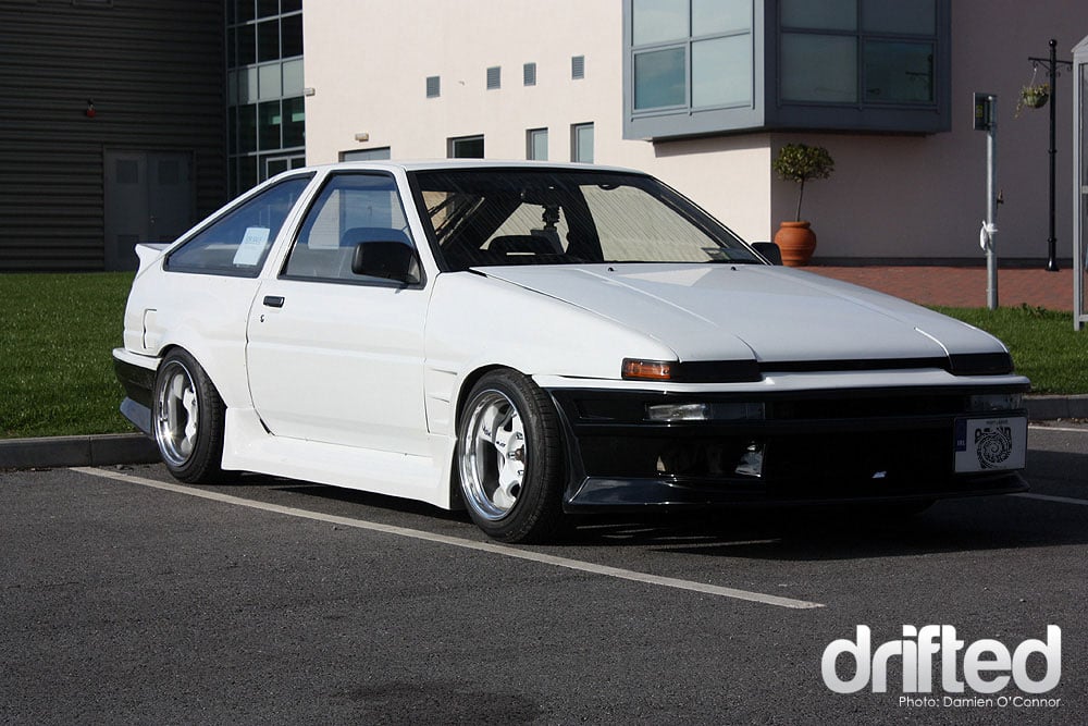 white ae86 trueno drift car