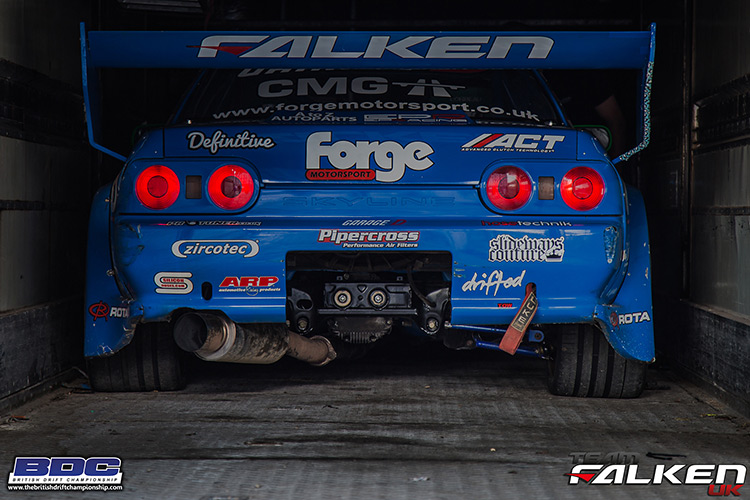 nissan r32 skyline in trailer