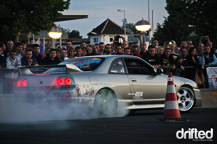 r33 skyline wall scrape crowd spectators