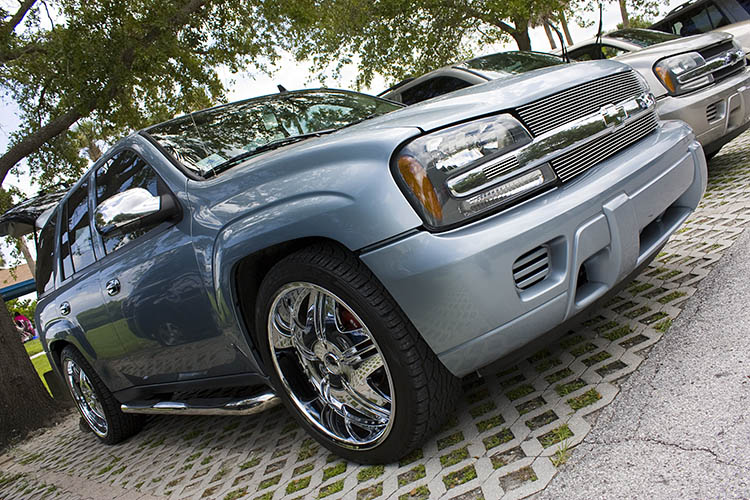 chevy chevrolet trailblazer show meet blue bling chrome wheels